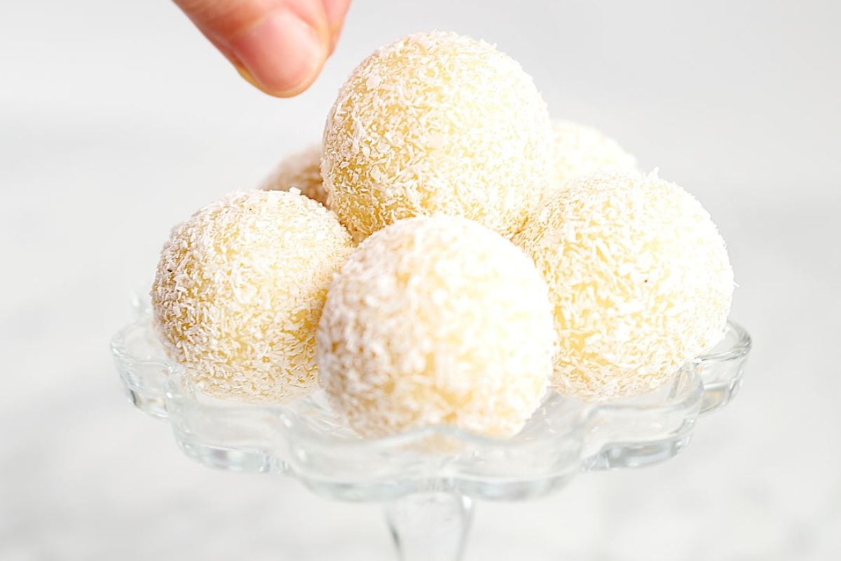 Coconut protein balls - Like Hot Keto