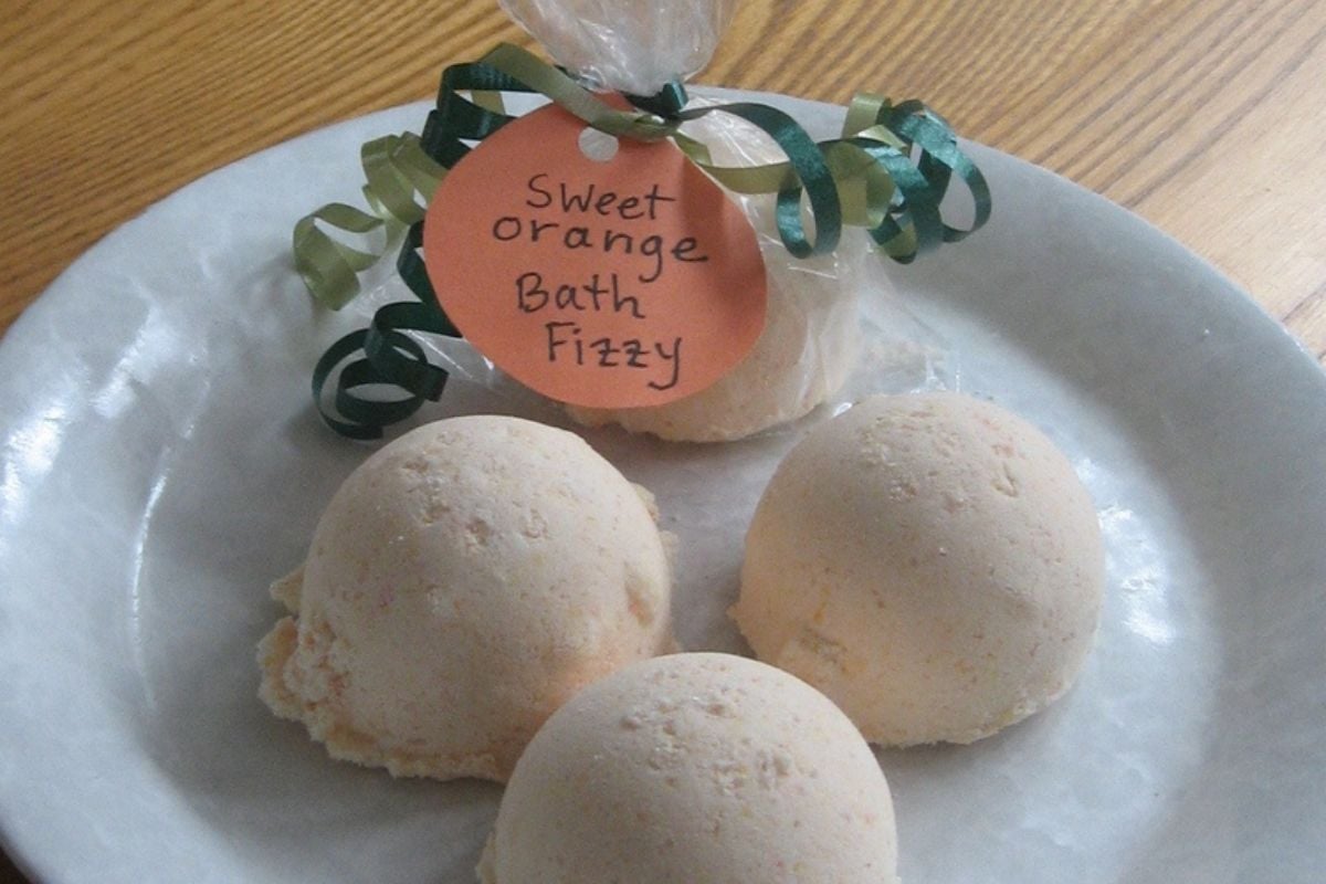 Fizzy bath bombs